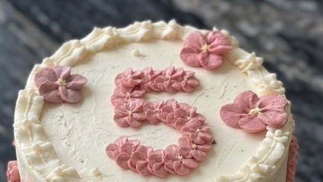 Geburtstagstorte mit einer Fünf aus rosa Spritzblüten