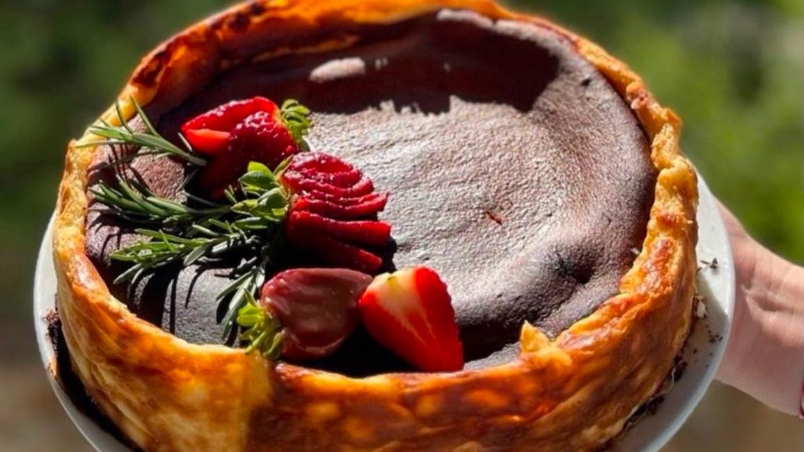 San Sebastian cheesecake, üzerinde çilek ve taze meyve
