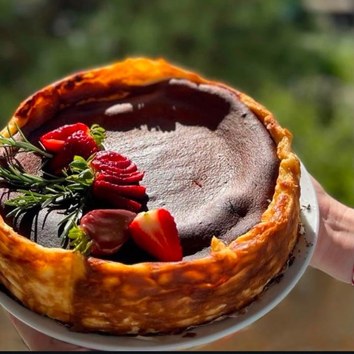 San Sebastian cheesecake, üzerinde çilek ve taze meyve