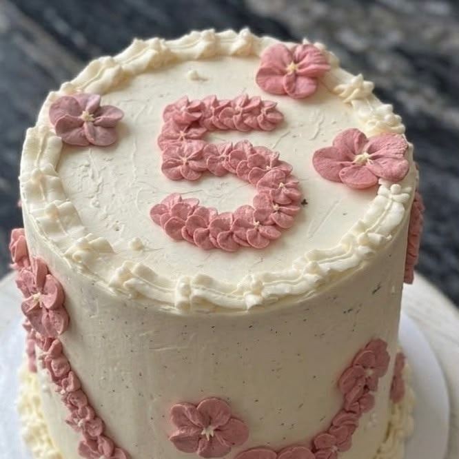 Krem rengi doğum günü pastası, pembe krema çiçeklerle yapılmış 5 rakamı